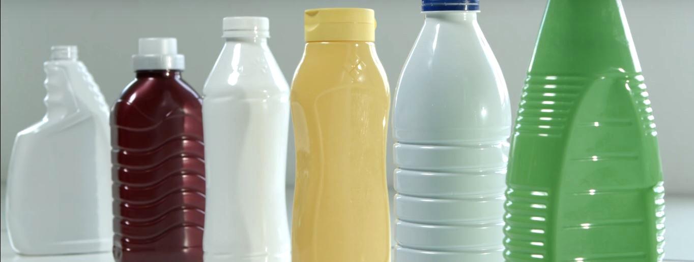Des bouteilles de lait se laissent griser par le PET opaque recyclé
