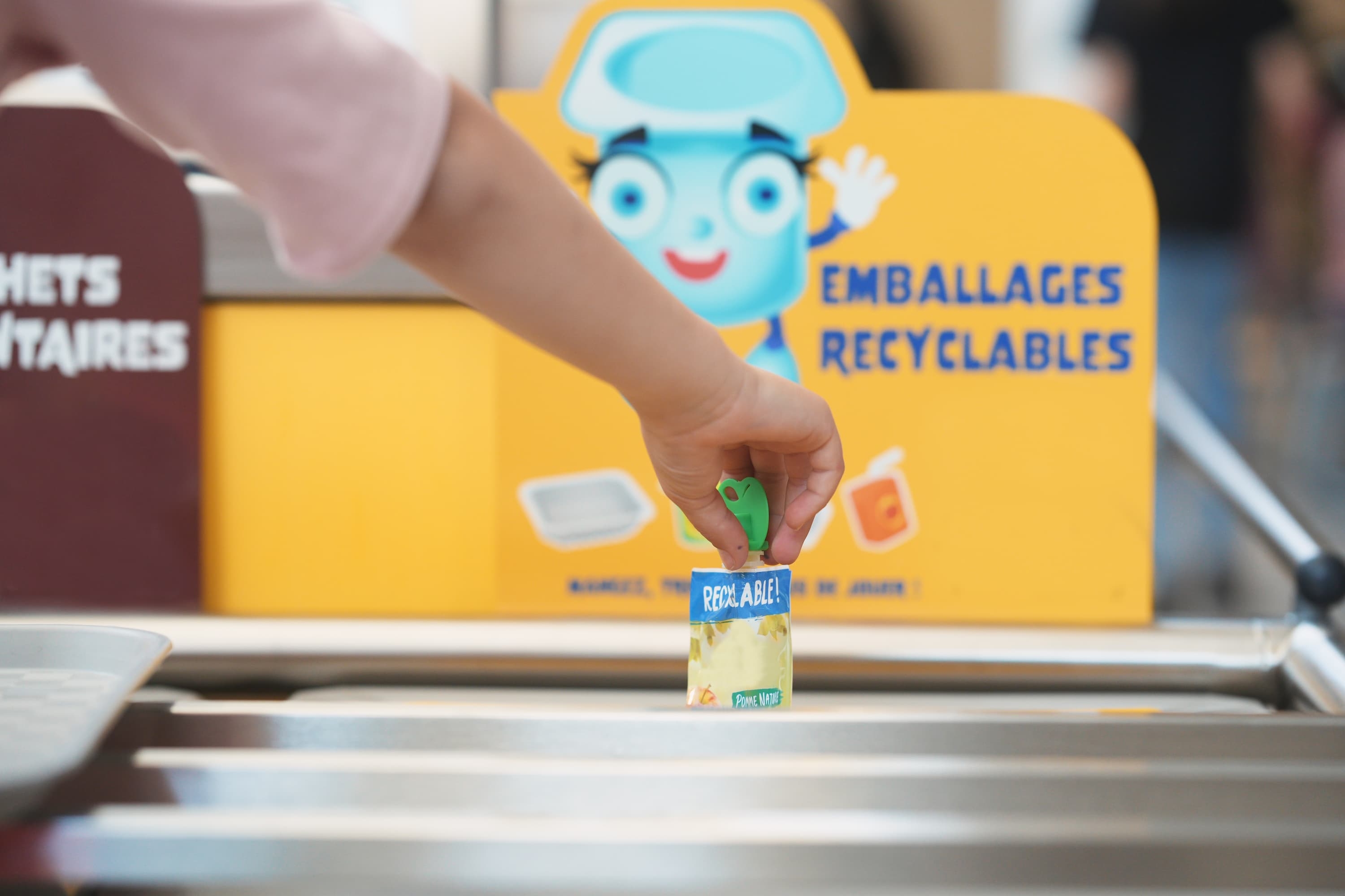 Cantine enfant qui trie une compote