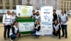Les bénévoles de Citeo invitent les coureurs du 20km de Paris à trier leurs bouteilles d'eau 