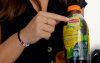 Bouteille de Lipton avec le message incitant au recyclage
