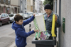 Un père et son fils font le tri de leurs emballages pour le recyclage