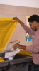 Geste de tri papiers en bureau